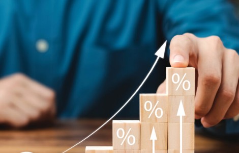 wooden blocks arranged in ascending order of height, with upward pointing arrows on each